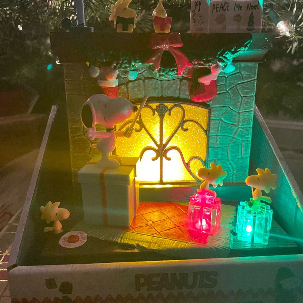 NEW! Peanuts, Lighted Musical Table Piece - Picture 2 of 2